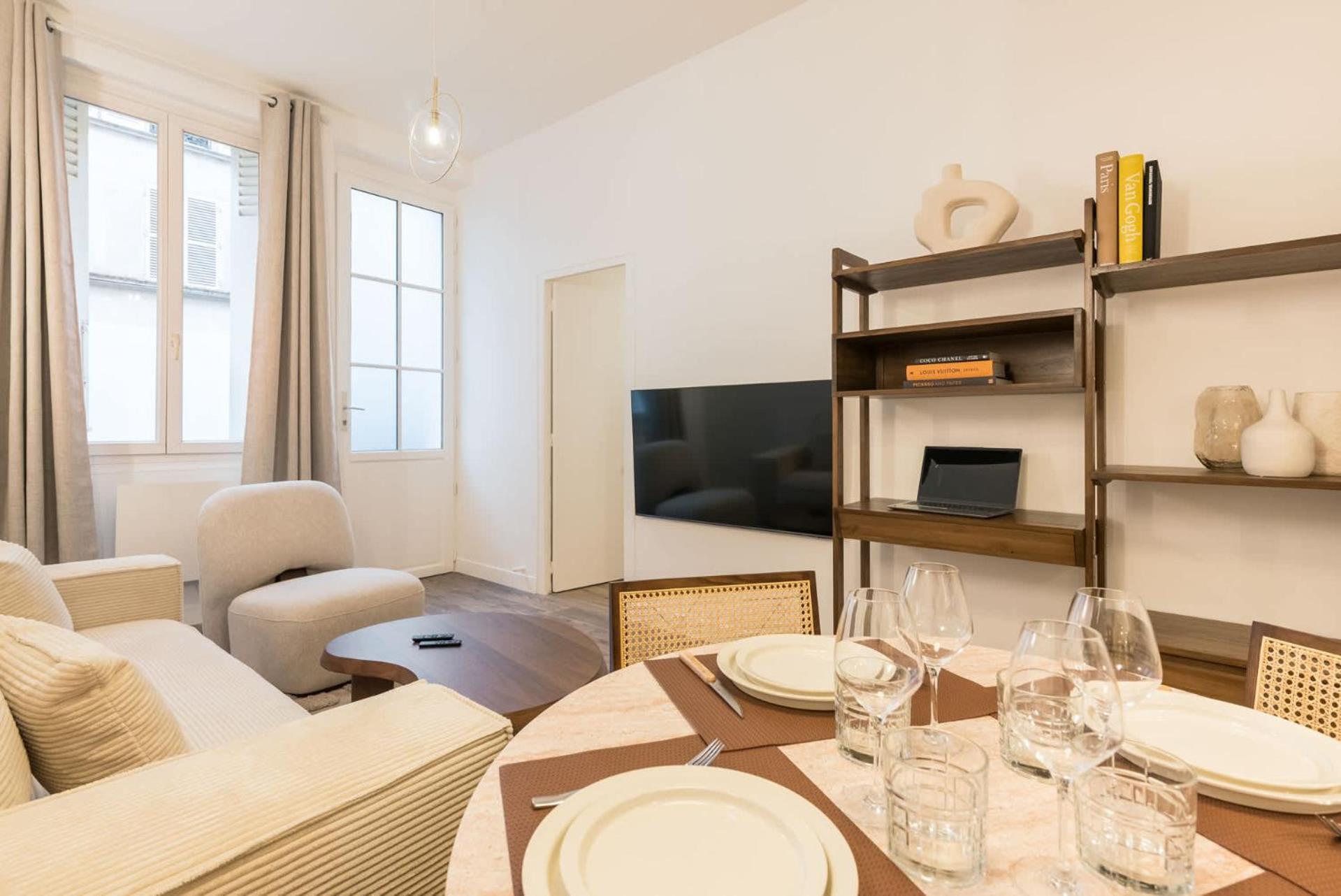 Elegant A Deux Pas Du Moulin Rouge Apartment