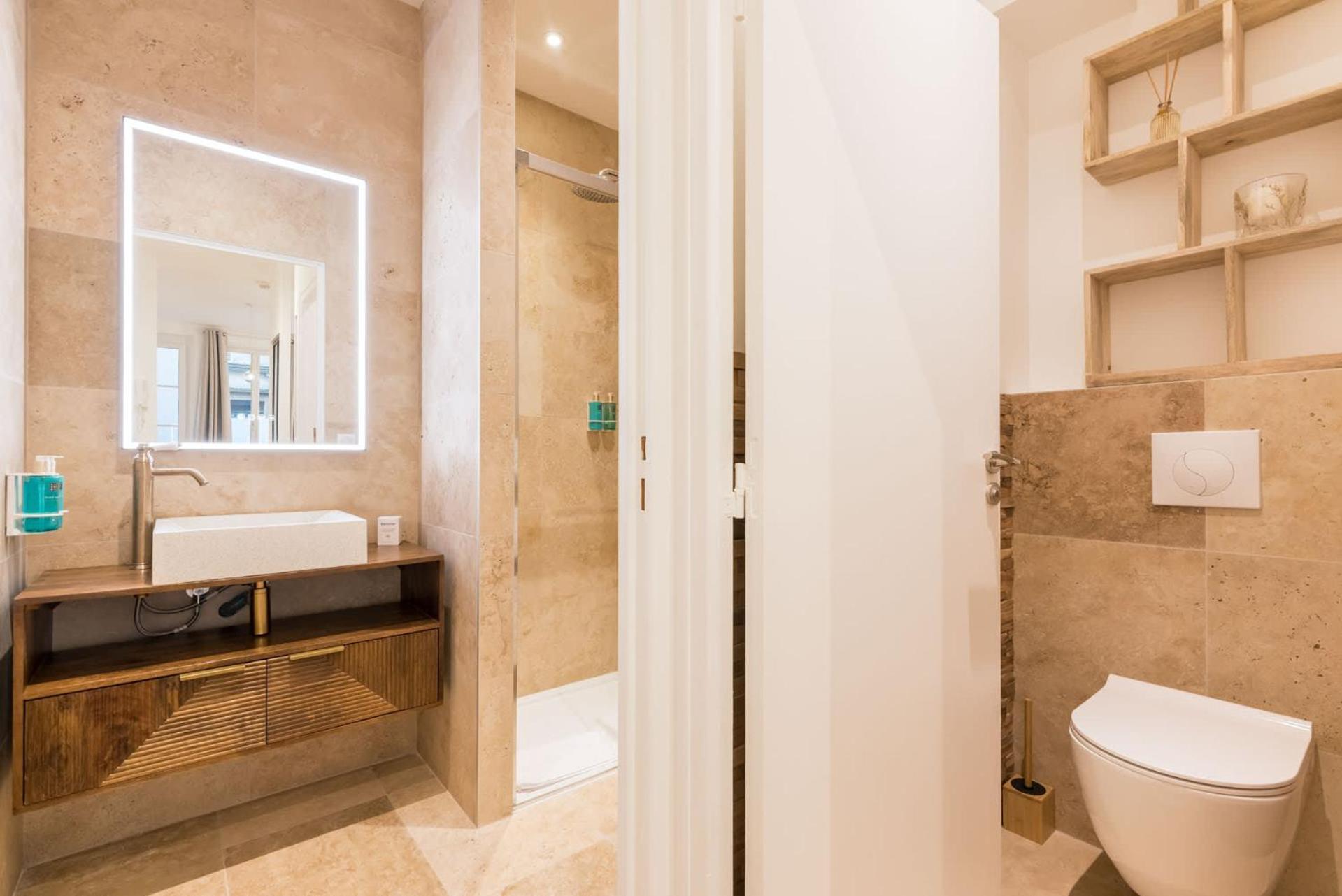Elegant A Deux Pas Du Moulin Rouge Apartment Paris